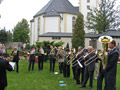 Nach dem Gottesdienst spielt der Posaunenchor traditionell auf dem Friedhof (Standort der alten Kirche)