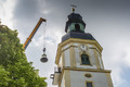 ... die neuen Glocken werden auf den Turm gehoben.
